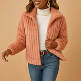 Long fleece jacket for women with stand collar, practical pockets, and cozy fit, available in beige, gray, black, and blue.
